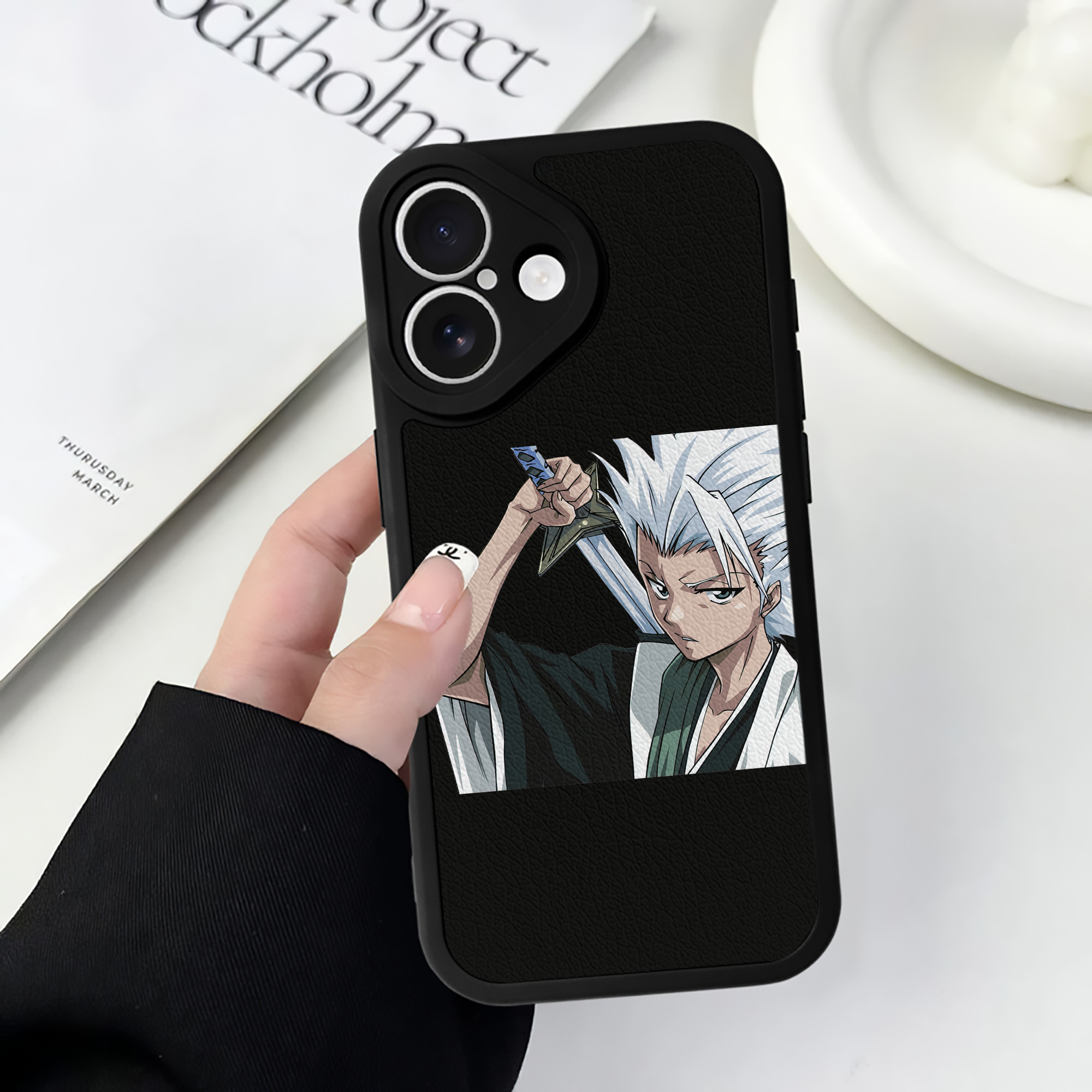 （画像用） ブリーチ 日番谷冬獅郎（ひつがや とうしろう） BLEACH Hitsugaya Toushirou 【iPhone 16シリーズ対応】シリコンスマホケース（レザー調） 材質：シリコン